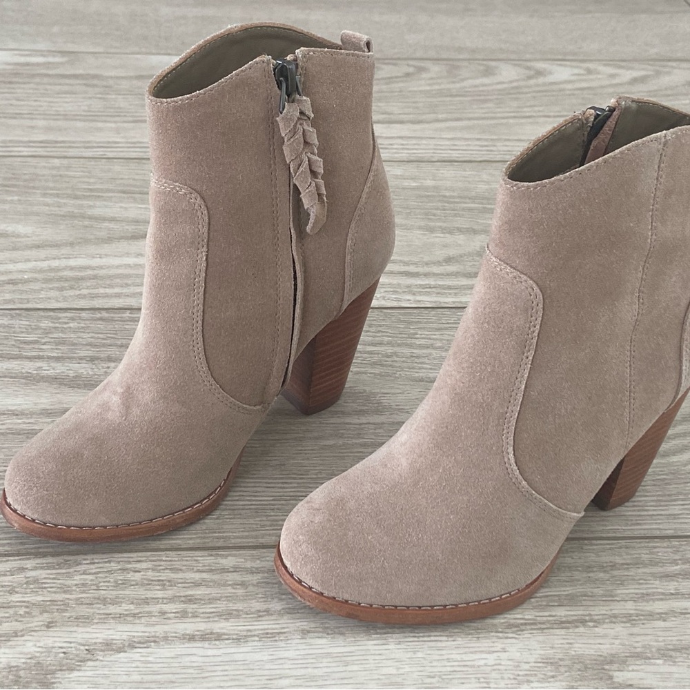 Joie women’s suede ankle boots. Size 35/ 5.
